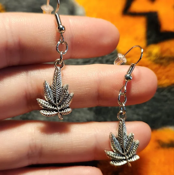 Leaf earrings 🍃 - Picture 3 of 4